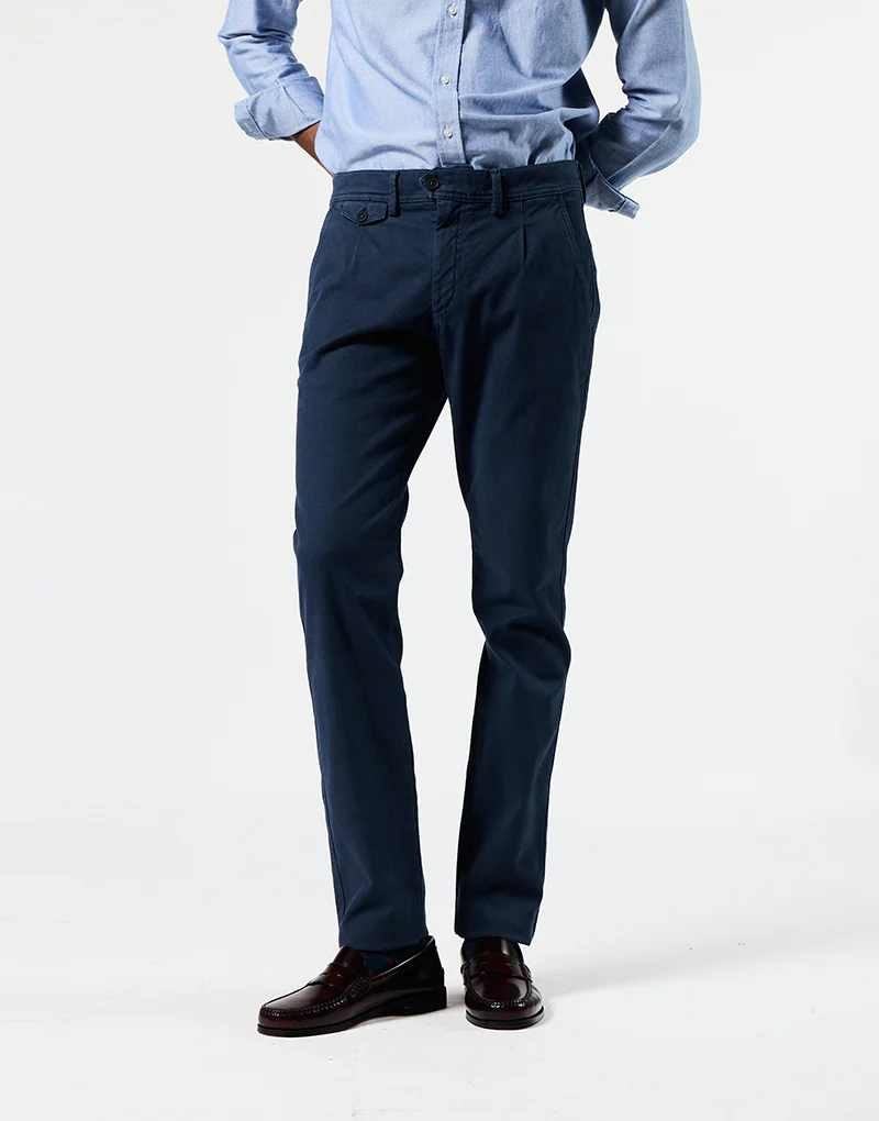 Pantalón sport estructura una pinza azul marino - Imagen 3