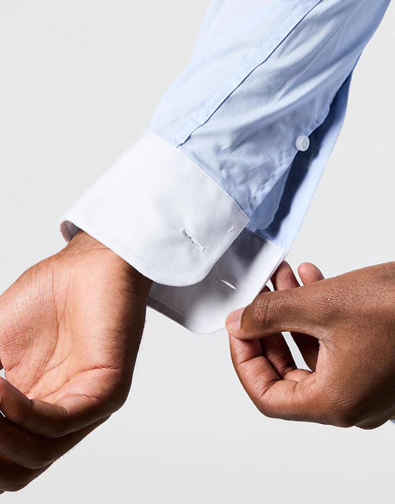 Camisa azul cuello redondo blanco - Imagen 3