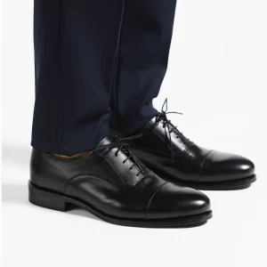 Zapato negro liso cordón.