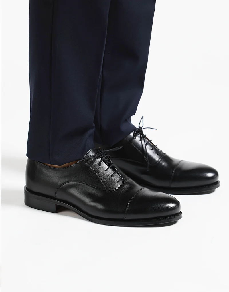 Zapato negro liso cordón.