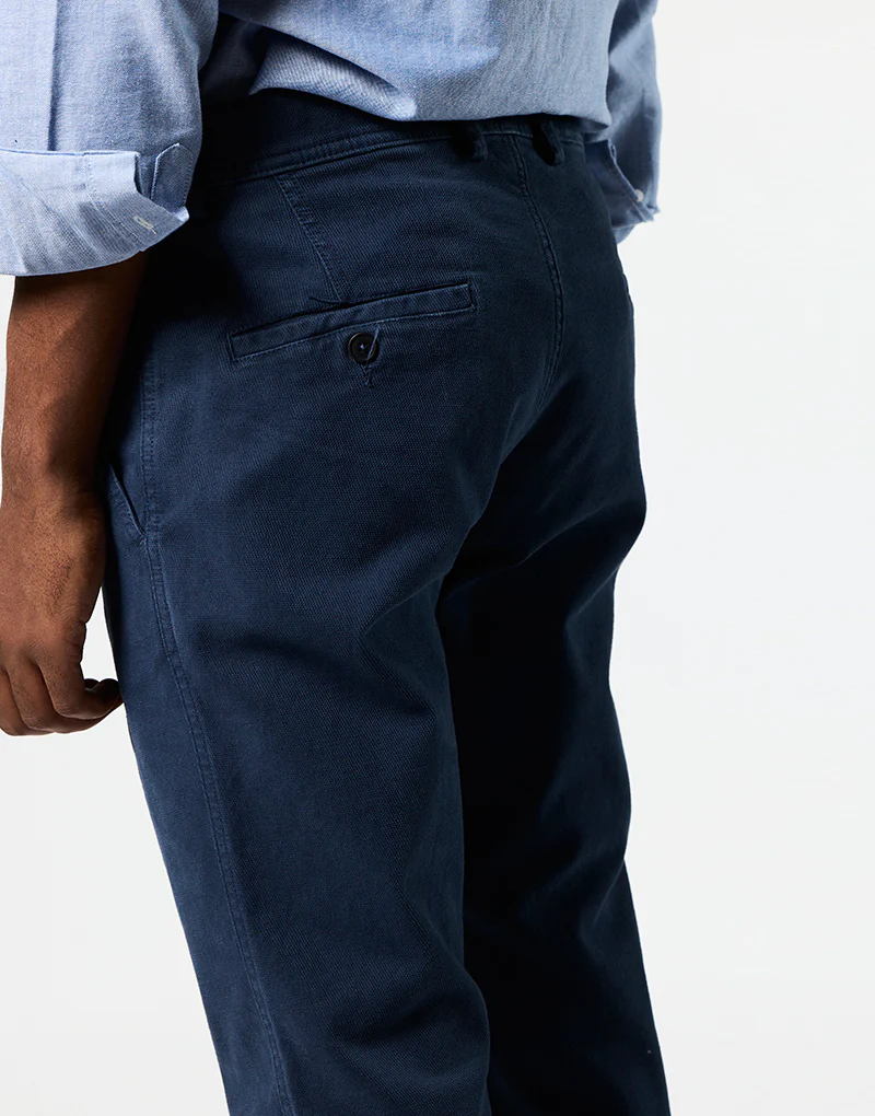 Pantalón sport estructura una pinza azul marino - Imagen 6