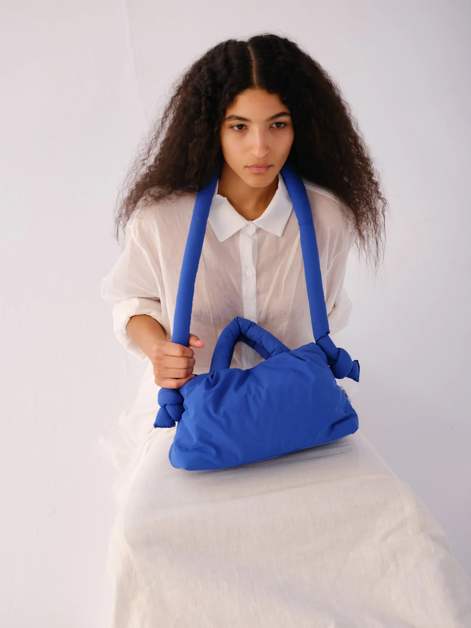 Bolso Mini Ona soft bag - cobalt blue - Imagen 4