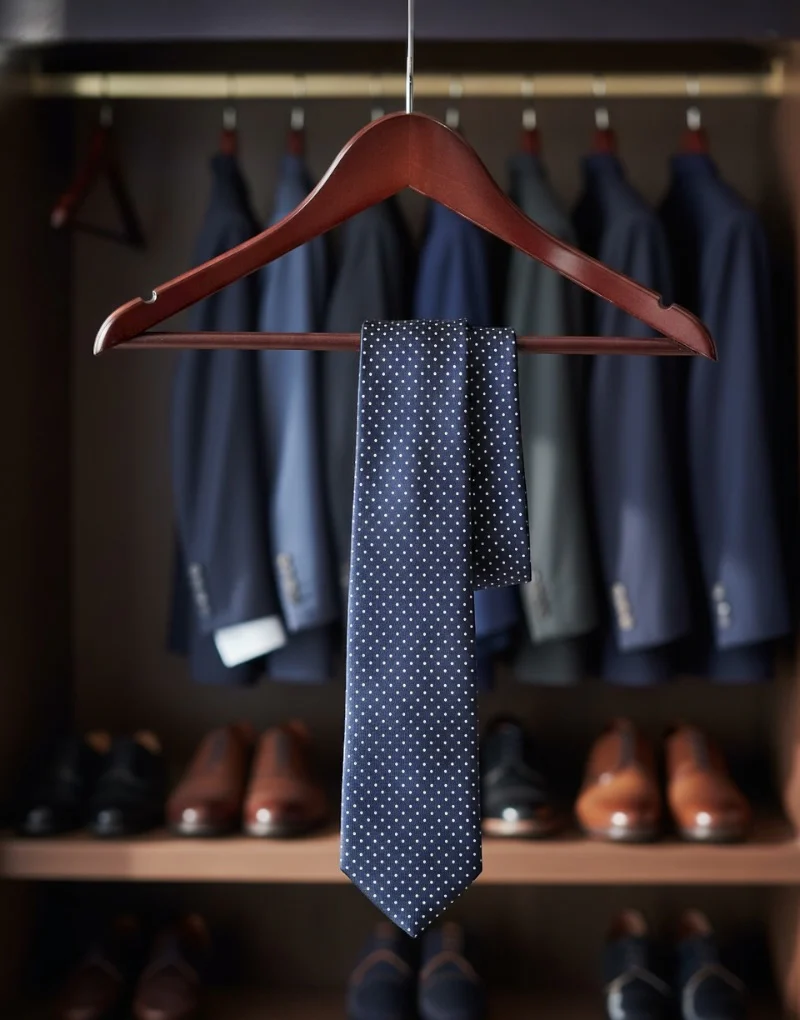 Corbata seda twill azul marino topito blanco