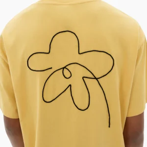Camiseta Aaron flower bordada a mano - amarilla